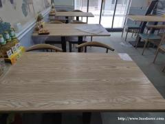 空调800元，桌椅200元每套