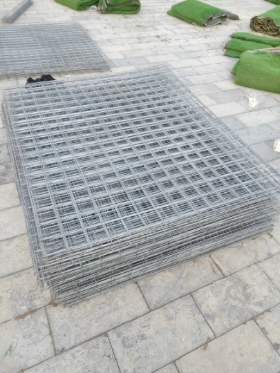大量仿真草坪和镀锌丝网低价转让